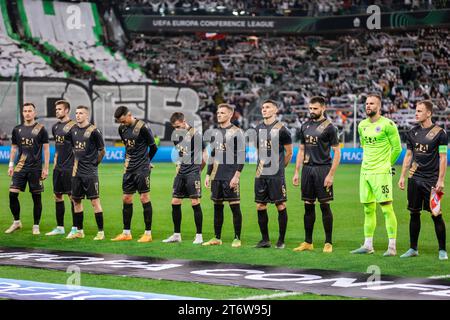 Von L bis R: Matej Senic, Mario Cuze, Matija Malekinusic, Stipe Radic, Kerim Memija, Antonio Ivancic, Josip Corluka, Slobodan Jakovljevic, Marko Maric, Nemanja Bilbija aus Zrinjski sind beim Gruppenspiel der UEFA Europa Conference League zwischen Legia Warszawa und HSK Zrinjski Mostar im Marschall Jozef Pilsudski Legia Warschau Municipal Stadium zu sehen. Stockfoto