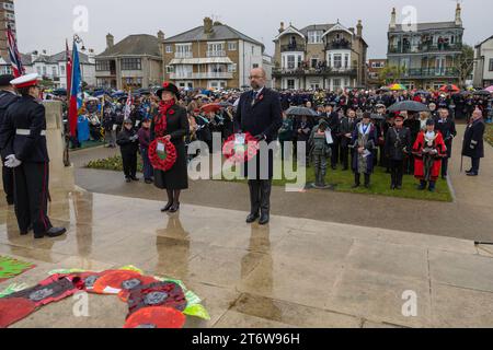 Southend on Sea, Großbritannien. November 2023. Bürgerführer und Mitglieder der Öffentlichkeit treffen sich in Southend-on-Sea, Essex, zu einer feierlichen Gedenkfeier. Trotz regnerischen Wetters legten die Teilnehmer – darunter uniformierte Beamte und Anwohner – rote Mohnkränze im Southend Cenotaph an, um gefallene Soldaten zu ehren. Flaggen, Regenschirme und formelle Kleidung prägen die Atmosphäre des Gedenkens. Lokale Politiker, Ratsmitglieder, Männer und Frauen der Dienste und Mitglieder der Öffentlichkeit, Gedenktag im Southend Cenotaph. Penelope Barritt/Alamy Live News Stockfoto