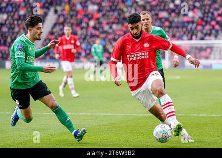 EINDHOVEN, NIEDERLANDE – 12. NOVEMBER: Ismael Saibari von PSV läuft mit dem Ball während des niederländischen Eredivisie-Spiels zwischen PSV und PEC Zwolle im Philips Stadion am 12. November 2023 in Eindhoven, Niederlande. (Foto: Rene Nijhuis/Orange Pictures) Stockfoto