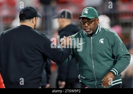 Harlon Barnett, Cheftrainer der Michigan State Spartans, schüttelt die Hände mit Ryan Day, dem Trainer der Ohio State Buckeyes, vor dem Spiel in Columbus, Ohio am Samstag, den 11. November 2023. Foto von Aaron Josefczyk/UPI Stockfoto