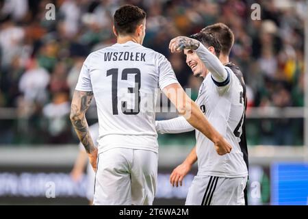 Pawel Wszolek (L) und Josue Pesqueira (R) aus Legia feiern im Gruppenspiel der UEFA Europa Conference League zwischen Legia Warszawa und HSK Zrinjski Mostar im Marschall Jozef Pilsudski Legia Warschau Municipal Stadium ein Tor. (Foto: Mikolaj Barbanell / SOPA Images/SIPA USA) Stockfoto