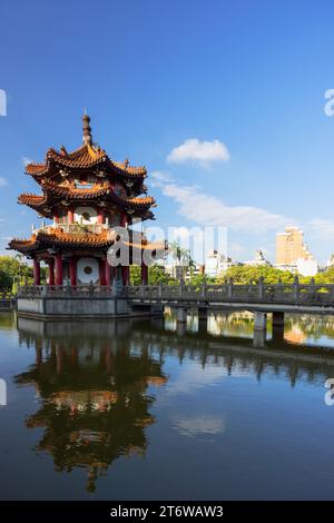 Pagode und Teich im 228 Peace Memorial Park, Taipei, Taiwan Stockfoto