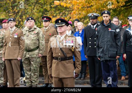 Marlow, Großbritannien. November 2023. Hunderte haben heute Morgen die Straßen von Marlow in Buckinghamshire für den jährlichen Erinnerungsservice und die Parade gepackt. Mitglieder der Royal British Legion, Streitkräfte, Rettungsdienste, Brownies, Pfadfinder, Mädchen Guides, Ratsherren und lokale Organisationen legten Kränze am war Memorial in der Marlow High Street. Die Scots Guards Association South leitete die Parade durch die Stadt. Die Einheimischen sangen Lieder und beteten für diejenigen, die während des Ersten Weltkriegs, des Zweiten Weltkriegs und anderer Konflikte ihr Leben verloren haben. Quelle: Maureen McLean/Alamy Live News Stockfoto