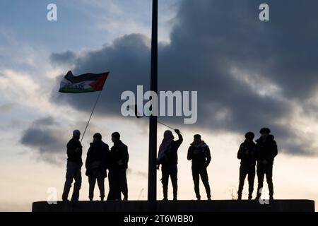 London, Großbritannien - 11. November 2023 - Demonstranten auf der Vauxhall-Brücke auf einem protestmarsch, um einen Waffenstillstand im Gazastreifen zu fordern, der mehr als 300,00 Menschen anzog, organisiert von der Palästinensischen Solidaritätskampagne. Stockfoto