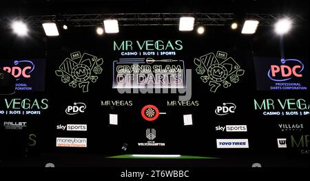 November 2023, WV Active, Aldersley, Wolverhampton, England; 2023 PDC Grand Slam of Darts, 2. Tag Nachmittagssitzung; Bühne und Oche Stockfoto