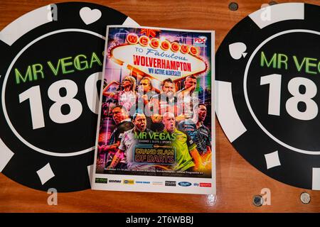 November 2023, WV Active, Aldersley, Wolverhampton, England; 2023 PDC Grand Slam of Darts, 2. Tag Nachmittagssitzung; Veranstaltungsprogramm und einige der Fans Banner Stockfoto