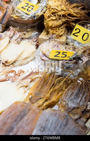 Getrockneter Tintenfisch auf dem Guangzhou Street Night Market, Ximen, Taipei, Taiwan Stockfoto