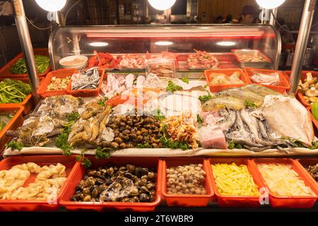 Fisch- und Meeresfrüchtestand auf dem Guangzhou Street Night Market, Ximen, Taipei, Taiwan Stockfoto