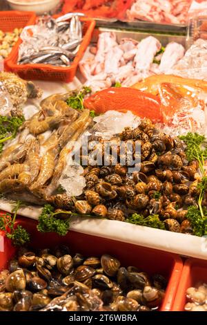 Fisch- und Meeresfrüchtestand auf dem Guangzhou Street Night Market, Ximen, Taipei, Taiwan Stockfoto