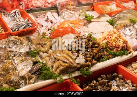 Fisch- und Meeresfrüchtestand auf dem Guangzhou Street Night Market, Ximen, Taipei, Taiwan Stockfoto