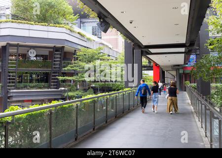Menschen auf Gehwegen im Einkaufszentrum Shin Kong Mitsukoshi, Xinyi, Taipei, Taiwan Stockfoto