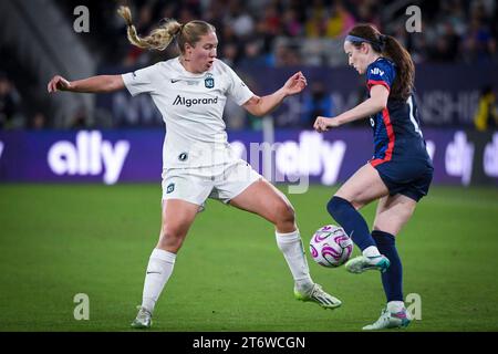San Diego, Vereinigte Staaten, 11. November 2023: Delanie Sheehan (17 Gotham FC) und Megan Rapinoe (15 OL Reign) während der National Women’s Soccer League Championship zwischen OL Reign und Gotham FC im Snapdragon Stadium in San Diego, CA USA (NUR REDAKTIONELLE VERWENDUNG). (Rebekah Wynkoop/SPP) Stockfoto