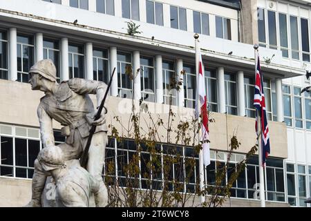 Hull, E. Yorkshire, 12. November 2023. Die Menschen in Hull und East Yorkshire haben bei den diesjährigen Gedenktagen im Stadtzentrum ihren Respekt für Millionen Menschen gezollt, die in Konflikten ihr Leben verloren haben. Zivilgesellschaftliche Leiter und Würdenträger, eine Polizeibande und Mitglieder einer Reihe von Veteranenverbänden und dienenden Mitgliedern der Streitkräfte, zusammen mit dem St. Johns Ambulance und den Blaulichtdiensten, waren anwesend. IM BILD: Burenkrieg-Denkmal Bridget Catterall AlamyLiveNews Stockfoto