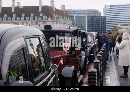 Westminster Bridge, London, Großbritannien. November 2023. Gedenksonntag: Schwarze Taxis warten auf der Westminster Bridge, um Veteranen kostenlose Fahrten zu geben. Quelle: Matthew Chattle/Alamy Live News Stockfoto