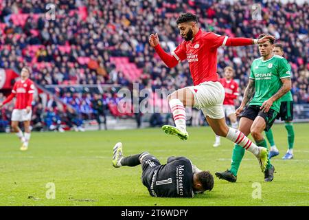 EINDHOVEN, NIEDERLANDE - 12. NOVEMBER: Ismael Saibari von PSV springt während des niederländischen Eredivisie-Spiels zwischen PSV und PEC Zwolle am 12. November 2023 im Philips Stadion in Eindhoven, Niederlande über Torhüter Jasper Schendelaar von PEC Zwolle. (Foto: Rene Nijhuis/Orange Pictures) Stockfoto