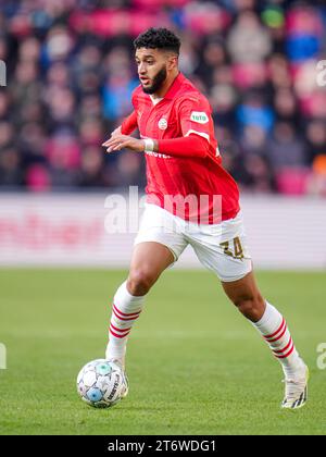 EINDHOVEN, NIEDERLANDE – 12. NOVEMBER: Ismael Saibari von PSV läuft mit dem Ball während des niederländischen Eredivisie-Spiels zwischen PSV und PEC Zwolle im Philips Stadion am 12. November 2023 in Eindhoven, Niederlande. (Foto: Rene Nijhuis/Orange Pictures) Stockfoto