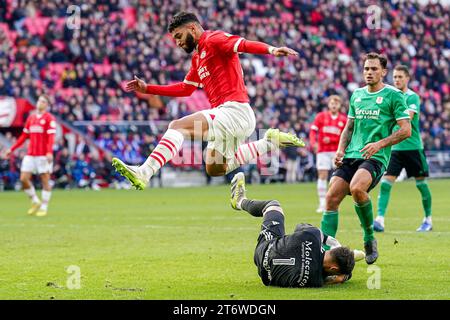 EINDHOVEN, NIEDERLANDE - 12. NOVEMBER: Ismael Saibari von PSV springt während des niederländischen Eredivisie-Spiels zwischen PSV und PEC Zwolle am 12. November 2023 im Philips Stadion in Eindhoven, Niederlande über Torhüter Jasper Schendelaar von PEC Zwolle. (Foto: Rene Nijhuis/Orange Pictures) Stockfoto