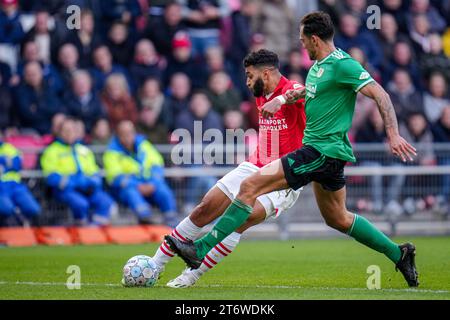 EINDHOVEN, NIEDERLANDE - 12. NOVEMBER: Ismael Saibari von PSV kämpft im Philips Stadion am 12. November 2023 in Eindhoven um Besitz gegen Sam Kersten von PEC Zwolle. (Foto: Rene Nijhuis/Orange Pictures) Stockfoto