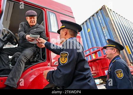 (231112) -- KASHGAR, 12. November 2023 (Xinhua) -- Mitarbeiter überprüfen die Zugangsdaten eines Fahrzeugs, das am Hafen Irkeshtam in der autonomen Region Xinjiang Uygur im Nordwesten Chinas ausfährt, 8. November 2023. Die Präfektur Kashgar, die einzigartige geografische Vorteile genießt, dient als Tor zur Öffnung und verbindet China mit Zentralasien, Südasien, Westasien und Europa. Durch günstige Maßnahmen, verbesserte Infrastruktur und die Förderung des grenzüberschreitenden Austauschs hat die Präfektur eine rasche Entwicklung erlebt. In den ersten drei Quartalen dieses Jahres Gesamtwert der ein- und Ausfuhren Stockfoto