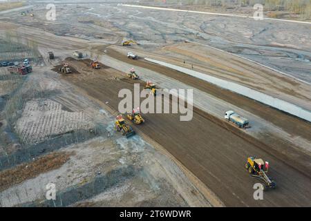 (231112) -- KASHGAR, 12. November 2023 (Xinhua) -- dieses Luftbild vom 8. November 2023 zeigt eine Baustelle eines Abschnitts der Autobahn G315, die Tuopa Village und den Hafen Torugart verbindet, im Nordwesten Chinas Autonomen Region Xinjiang Uygur. Die Präfektur Kashgar, die einzigartige geografische Vorteile genießt, dient als Tor zur Öffnung und verbindet China mit Zentralasien, Südasien, Westasien und Europa. Durch günstige Maßnahmen, verbesserte Infrastruktur und die Förderung des grenzüberschreitenden Austauschs hat die Präfektur eine rasche Entwicklung erlebt. In den ersten drei Vierteln von t Stockfoto