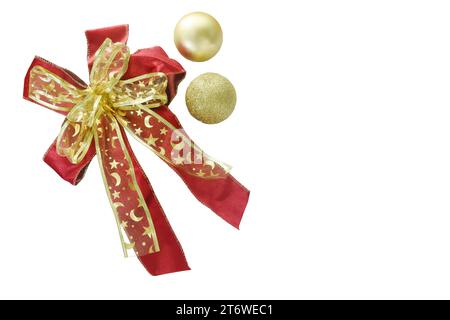 goldene Kugel und rotes Samtband für Dekoration in Weihnachten und Neujahrsfest auf weißem Hintergrund Stockfoto