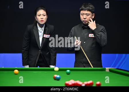 Tianjin. November 2023. Zhang Anda tritt im Finale zwischen Zhang Anda aus China und Tom Ford aus England an der World Snooker International Championship 2023 in der nordchinesischen Gemeinde Tianjin am 12. November 2023 an. Quelle: Li Ran/Xinhua/Alamy Live News Stockfoto