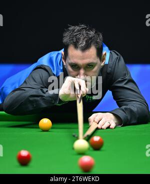 Tianjin. November 2023. Tom Ford tritt im Finale zwischen Zhang Anda aus China und Tom Ford aus England an der World Snooker International Championship 2023 in der nordchinesischen Gemeinde Tianjin am 12. November 2023 an. Quelle: Li Ran/Xinhua/Alamy Live News Stockfoto