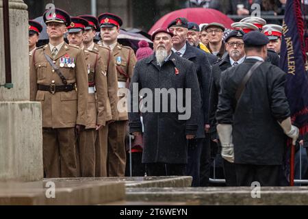 Manchester, Großbritannien. November 2023. Veteranen und Angehörige der Streitkräfte werden am Rememberance Sunday Manchester 2023 mit einem Cenotaph konfrontiert. Am Cenotaph St. Peters's Square. Stadtzentrum von Manchester. Bild: Garyroberts/worldwidefeatures.com Credit: GaryRobertsphotography/Alamy Live News Stockfoto