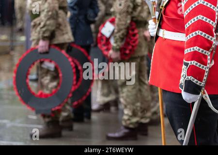 Manchester, Großbritannien. November 2023. Kränze sind bereit, im Cenotaph platziert zu werden. Gedenksonntag Manchester 2023. Am Cenotaph St. Peters's Square. Stadtzentrum von Manchester. Bild: Garyroberts/worldwidefeatures.com Credit: GaryRobertsphotography/Alamy Live News Stockfoto