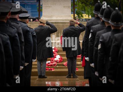 Manchester, Großbritannien. November 2023. Veteranen legen Kranz und Salut im Cenotaph. Gedenksonntag Manchester 2023. Am Cenotaph St. Peters's Square. Stadtzentrum von Manchester. Bild: Garyroberts/worldwidefeatures.com Credit: GaryRobertsphotography/Alamy Live News Stockfoto