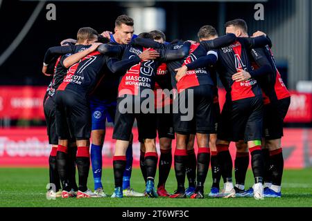 Almere, Niederlande. November 2023. ALMERE, NIEDERLANDE - 12. NOVEMBER: Spieler von Almere Citfy FC bilden vor dem Spielbeginn eine Kämpfe während des niederländischen Eredivisie-Spiels zwischen Almere City FC und AFC Ajac im Yanmar Stadion am 12. November 2023 in Almere, Niederlande. (Foto von Patrick Goosen/Orange Pictures) Credit: Orange Pics BV/Alamy Live News Stockfoto