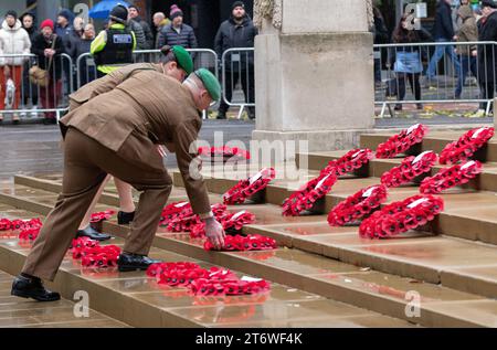 Manchester, Großbritannien. November 2023. Angehörige der Streitkräfte legen Kranz in Cenotaph. Gedenksonntag Manchester 2023. Am Cenotaph St. Peters's Square. Stadtzentrum von Manchester. Bild: Garyroberts/worldwidefeatures.com Credit: GaryRobertsphotography/Alamy Live News Stockfoto