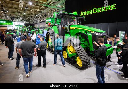 12. November 2023, Niedersachsen, Hannover: Ein großer Traktor 8RX 410 mit Raupenketten steht am John Deere-Stand auf der Landmaschinenleitmesse Agritechnica. Der Veranstalter, die Deutsche Landwirtschaftsgesellschaft, erwartet bis zum 18. November rund 400.000 Besucher aus aller Welt. Foto: Julian Stratenschulte/dpa Stockfoto