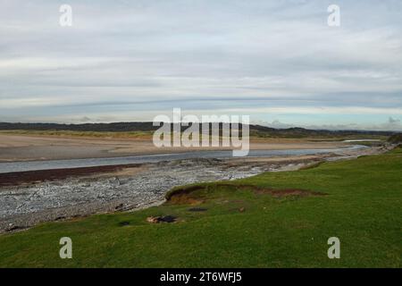 River Ogmore Mündung bei Ogmore by Sea an der Glamorgan Heritage Coast an einem bewölkten Novembertag mit Newton Beach und den Merthyr Mawr Sanddünen Stockfoto