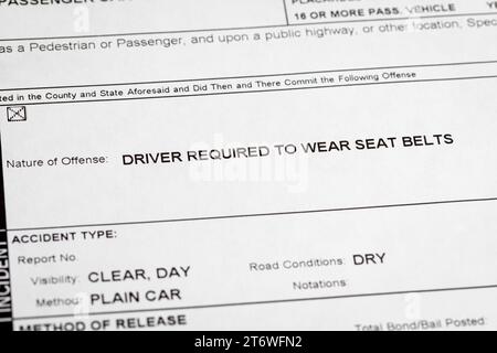 Ticket für den Sicherheitsgurt. Verkehrszitierung, Bußgeld- und Rechtskonzept. Stockfoto