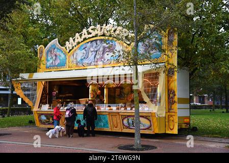 Den Helder, Niederlande. 2. November 2023. Ein Kuchenständer für Silvesterfeier. Hochwertige Fotos Stockfoto