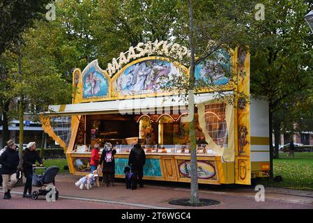 Den Helder, Niederlande. 2. November 2023. Ein Kuchenständer für Silvesterfeier. Hochwertige Fotos Stockfoto
