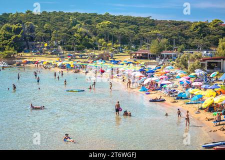 Lopar, Rab, 24. August 2023: San Marino Heaven Beach in Lopar auf der Insel Rab, malerischer Blick auf den Archipel Kroatiens. Berühmter Touristenort. Stockfoto