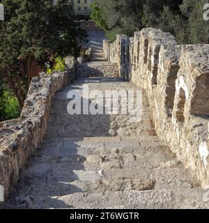 Alte lange Treppe von Castelo de Sao Jorge führt bergab zum Torre de Couraca in Lissabon Stockfoto