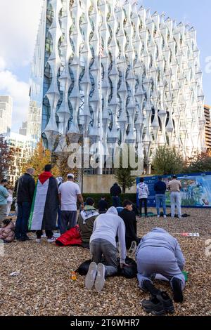 London, Großbritannien. November 2023. Pro-palästinensische Demonstranten beten vor der US-Botschaft während eines waffenstillstandsmarsches, um einen sofortigen Waffenstillstand in Gaza zu fordern. Der marsch wurde von der Palästinensischen Solidaritätskampagne (PSC), Stop the war Coalition, Friends of Al-Aqsa, der Muslimischen Vereinigung Großbritanniens und dem Palästinensischen Forum in Großbritannien organisiert. An einem fünften Wochenende in Folge fanden in der ganzen Welt Massenkundgebungen zur palästinensischen Solidarität statt, um ein Ende der israelischen Bombardierung von Gaza zu fordern. Quelle: Mark Kerrison/Alamy Live News Stockfoto