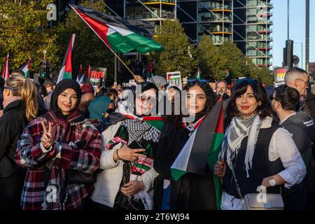 London, Großbritannien. November 2023. Pro-palästinensische Demonstranten nehmen an einer Kundgebung zum Waffenstillstandstag in der Nähe der US-Botschaft Teil, um einen sofortigen Waffenstillstand in Gaza zu fordern. Die Kundgebung wurde von der Palästinensischen Solidaritätskampagne (PSC), Stop the war Coalition, Friends of Al-Aqsa, der Muslimischen Vereinigung Großbritanniens und dem Palästinensischen Forum in Großbritannien organisiert. An einem fünften Wochenende in Folge fanden in der ganzen Welt Massenkundgebungen zur palästinensischen Solidarität statt, um ein Ende der israelischen Bombardierung von Gaza zu fordern. Quelle: Mark Kerrison/Alamy Live News Stockfoto