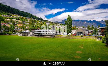 Queenstown, Neuseeland: Blick auf die Stadt über das grüne Sportfeld Stockfoto