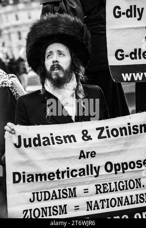 Orthodoxe Juden lehnten den israelischen Bombenanschlag auf Gaza bei palastinischen Protesten auf dem Trafalgar Square, London, England, Großbritannien, 2023 ab. Stockfoto