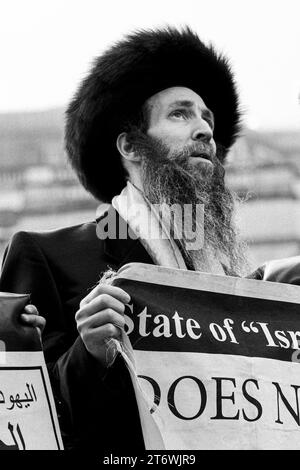 Orthodoxe Juden lehnten den israelischen Bombenanschlag auf Gaza bei palastinischen Protesten auf dem Trafalgar Square, London, England, Großbritannien, 2023 ab. Stockfoto