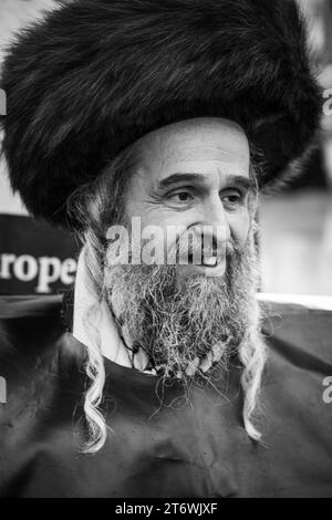 Orthodoxe Juden lehnten den israelischen Bombenanschlag auf Gaza bei palastinischen Protesten auf dem Trafalgar Square, London, England, Großbritannien, 2023 ab. Stockfoto