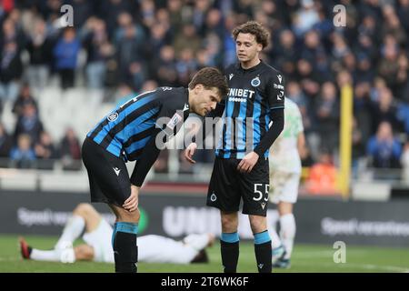 Die Spieler des Clubs sehen nach einem Fußballspiel zwischen Club Brugge und Cercle Brugge am Sonntag, dem 12. November 2023 in Brügge, am 14. Tag der Saison 2023-2024 der ersten Liga der „Jupiler Pro League“ der belgischen Meisterschaft, niedergeschlagen aus. BELGA FOTO BRUNO FAHY Stockfoto