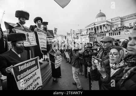 Orthodoxe Juden lehnten den israelischen Bombenanschlag auf Gaza bei palastinischen Protesten auf dem Trafalgar Square, London, England, Großbritannien, 2023 ab. Stockfoto