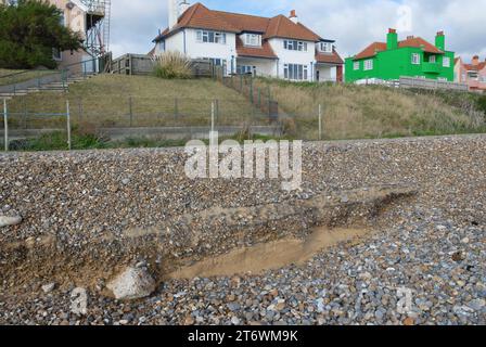 Klippenerosion in den Kieselgrat, am Kieselstrand, kurz nach dem Sturm Ciaran, in der Nähe einer Reihe von Häusern, an der am schnellsten erodierenden Küste Europas. Stockfoto