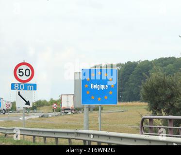 Großes Straßenschild an der belgischen Grenze zwischen Frankreich und Belgien und der Text in französischer Sprache Stockfoto