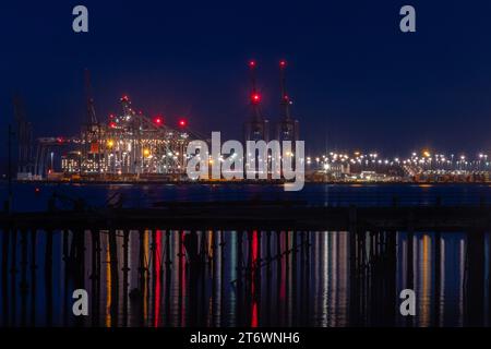 Hafen von Southampton (Southampton Docks) beleuchtet mit bunten Lichtern bei Nacht, Hampshire, England, Großbritannien Stockfoto